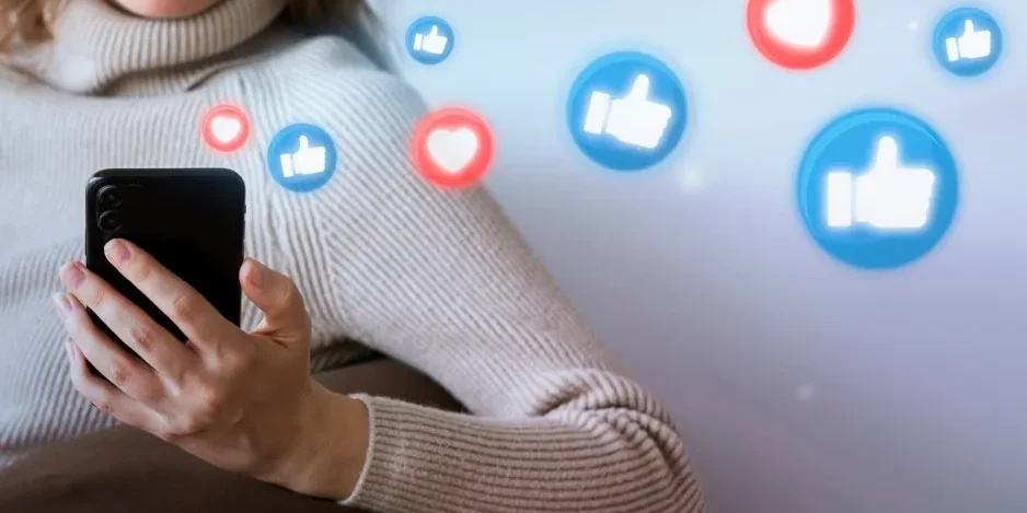 consuming-social-media-content-rawpixel-id-2876878-jpeg-938×625-1 woman reaching with social media